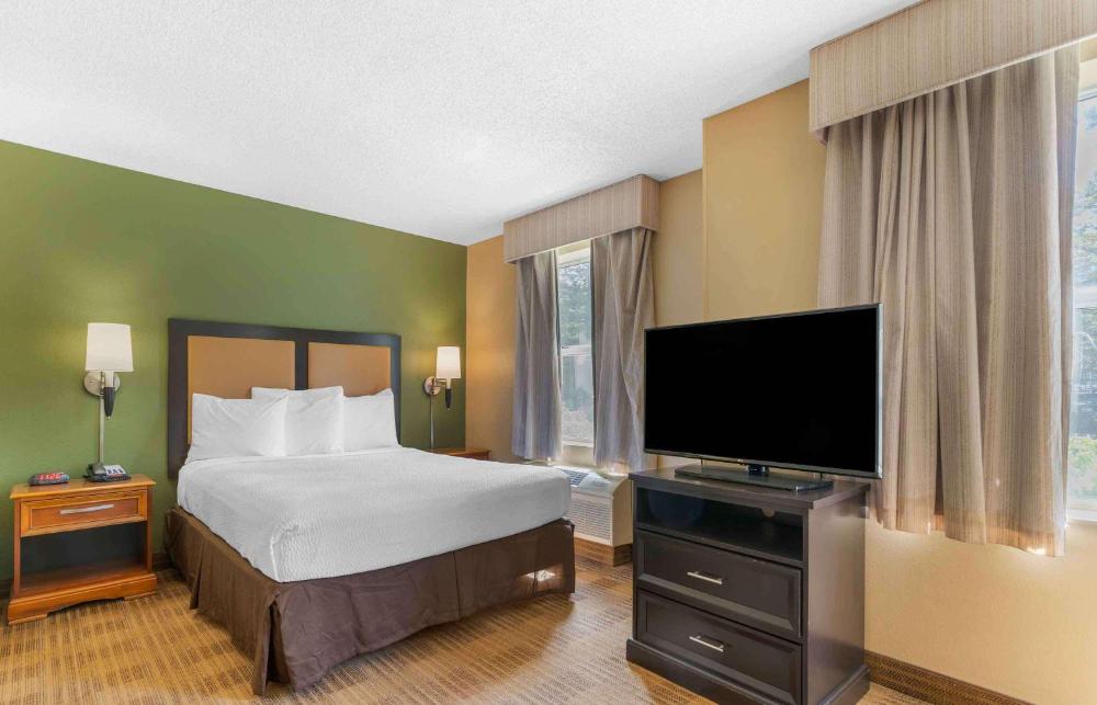 Deluxe Studio with 1 Queen Bed - Non-Smoking interior